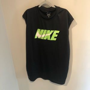 SALE! 🌺 NIKE Dri-fit black & green logo tank